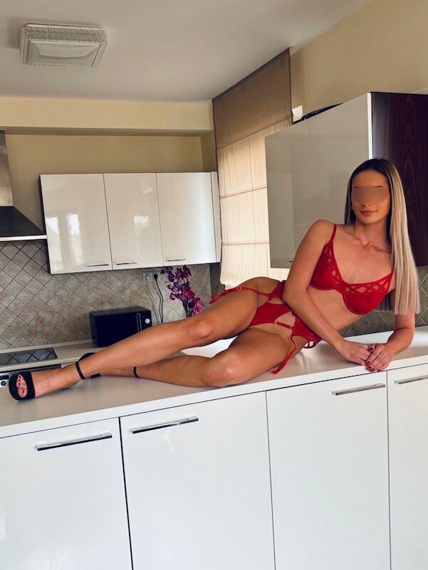 Victoria - Budapest erotic massage